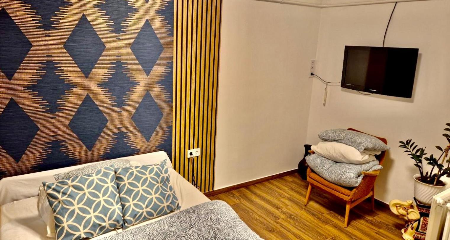 2 Rooms Retro Guesthouse In A Silent Garden Vecsés Esterno foto